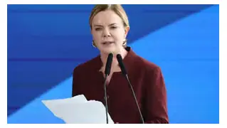 🎭 Quando falta pão, sobra samba no microfone do poder