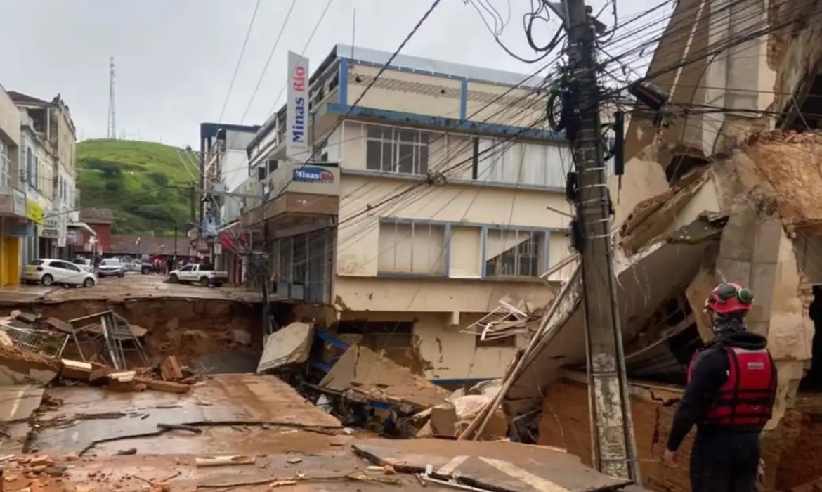 Lula reconhece calamidade em Minas e aciona ajuda federal após chuvas devastadoras