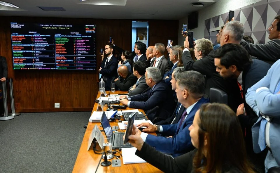 CPMI do INSS termina em caos: relatório com mais de 200 nomes é barrado