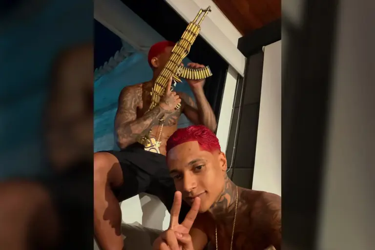 Escândalo e revolta: rapper foragido ostenta crime em clipe e desafia a Justiça Escândalo e revolta: rapper foragido ostenta crime em clipe e desafia a Justiça
