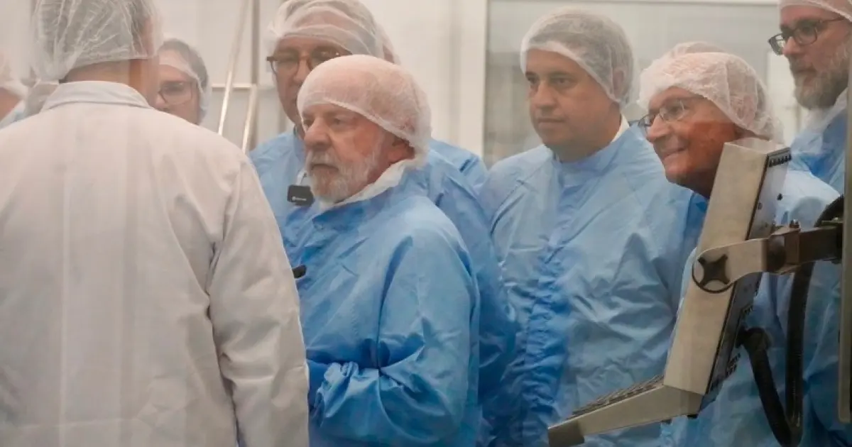 Lula visita fábrica de medicamentos em SP e diz que o Brasil precisa de “mísseis para salvar vidas”