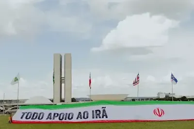 Bandeira gigante do Irã é estendida em frente ao Congresso e provoca debate político no Brasil