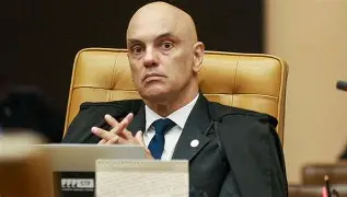 Delegado que indiciou Bolsonaro ganha cargo no gabinete de Moraes e levanta críticas sobre atuação política no STF