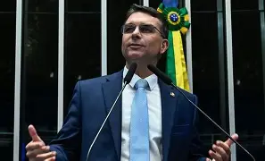 Flávio Bolsonaro reage a polêmica e nega ligação com doações suspeitas