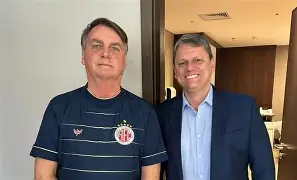 Bolsonaro faz 71 anos no hospital e recebe apoio com bolo, orações e gritos de “vida longa”
