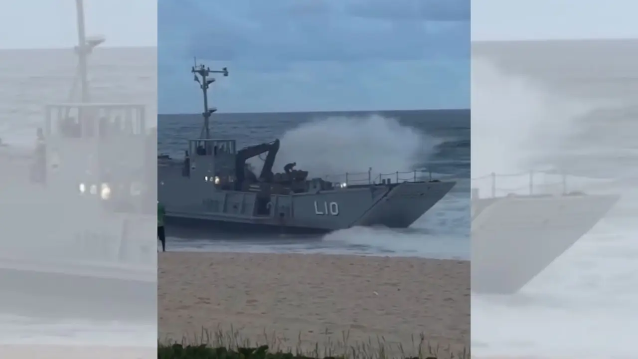 Navio da Marinha surpreende banhistas ao encostar na areia da Praia da Macumba