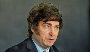 Milei endurece discurso contra o Irã em memória de atentado histórico na Argentina