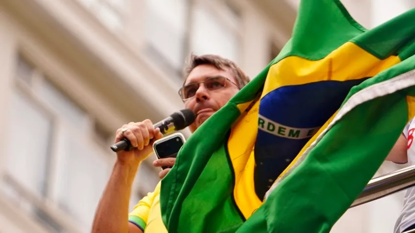 Na Paulista, Flávio Bolsonaro adota tom moderado e diz que STF nunca foi o verdadeiro alvo