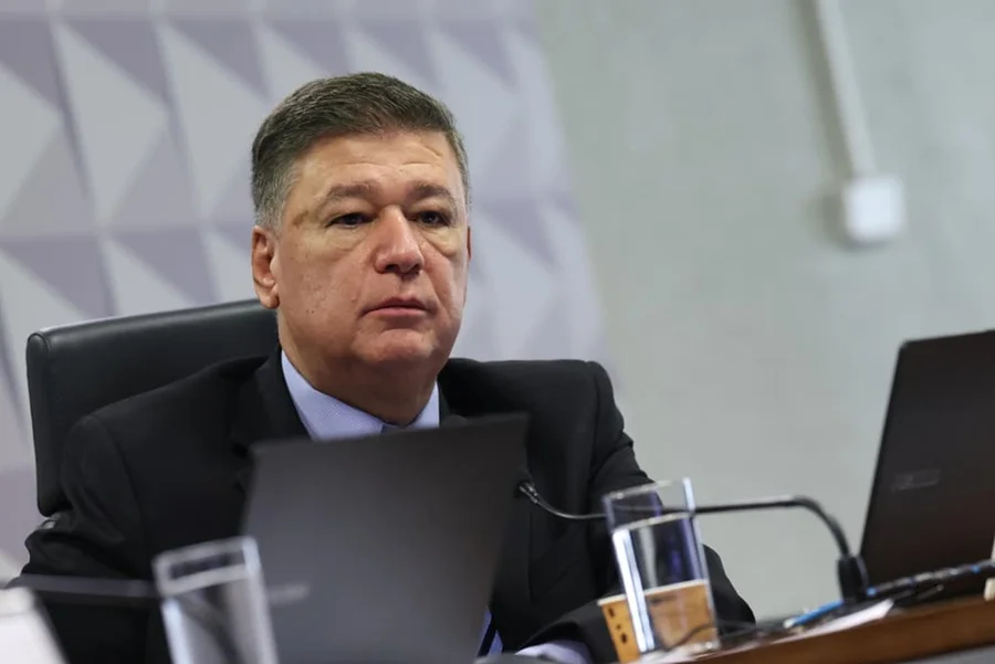 Emendas milionárias para igreja: senador admite repasses e diz que vai continuar