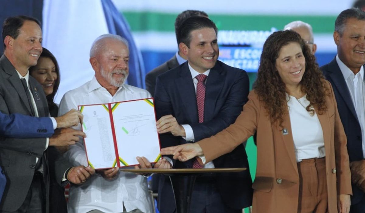 Lula sanciona lei que cria mais de 24 mil cargos e moderniza carreiras do Executivo Federal
