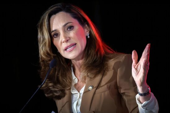 María Elvira Salazar dispara críticas duras a Lula: “Aliança com ditadores, apoio a criminosos e ameaça à democracia”