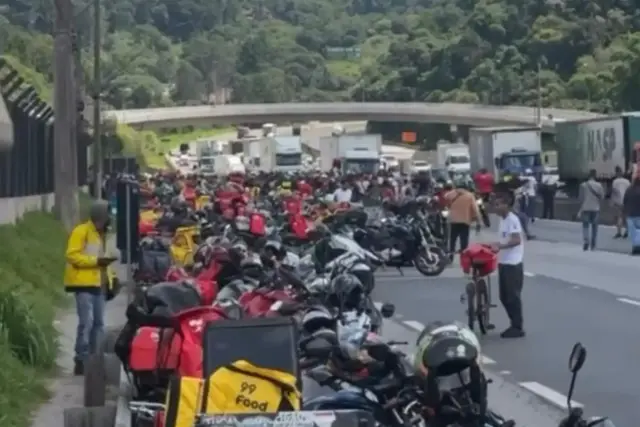 Motoboys param São Paulo e protestam contra novas regras: “Querem sufocar quem trabalha”