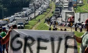 Caminhoneiros ameaçam parar o Brasil após disparada do diesel