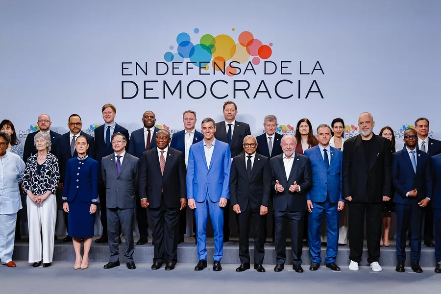 Lula participa de fórum em defesa da democracia em Barcelona e levanta questionamentos sobre discurso político