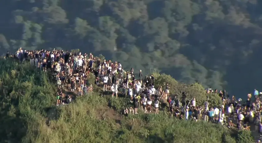 Turistas ficam ilhados no Morro Dois Irmãos durante tiroteio no Vidigal e registram ação policial com helicóptero