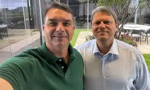Agrishow em Ribeirão Preto vira palco político: Tarcísio e Flávio Bolsonaro dão largada à pré-campanha em São Paulo