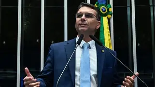 Flávio Bolsonaro reage a ataques e anuncia ações na Justiça contra aliados do governo