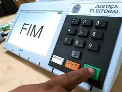 TSE mantém voto de presos provisórios em 2026 e decisão gera críticas sobre impacto eleitoral