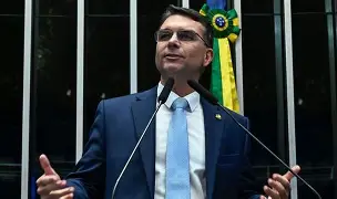 Flávio Bolsonaro rebate boatos e garante: Pix não será extinto