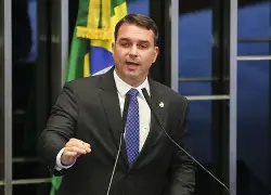 Flávio Bolsonaro recebe oração em igreja e reforça laços com fé em São Paulo