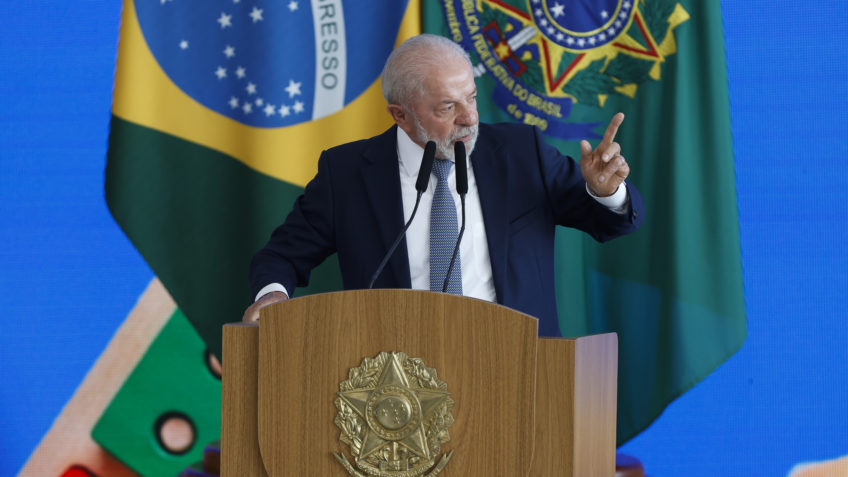 Lula afirma que mulheres são prejudicadas na política e gera debate com declaração sobre maternidade