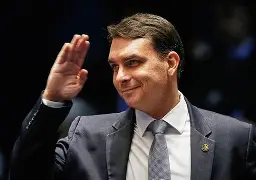 Flávio Bolsonaro é confrontado por indígena e responde que governará para todos