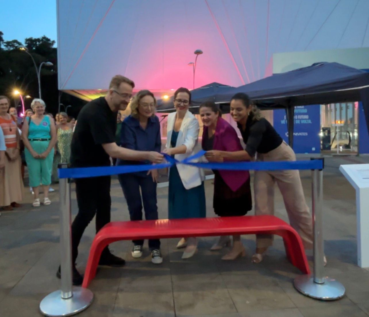 Banco vermelho em universidade reacende debate sobre combate à violência contra a mulher