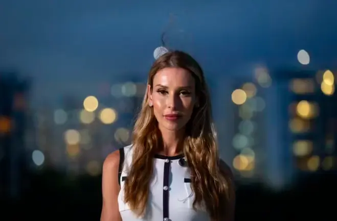 Ex-modelo brasileira ligada a aliado de Trump ameaça expor bastidores e levanta questionamentos