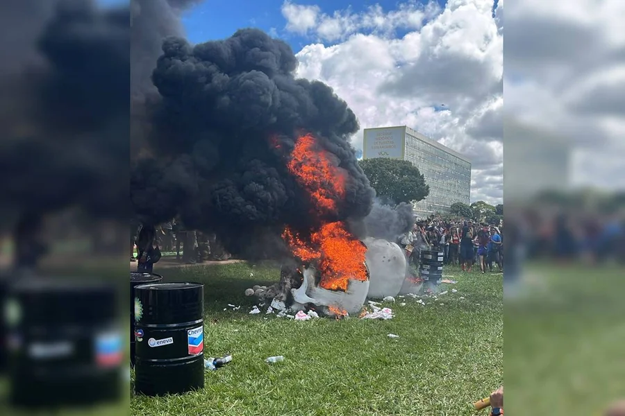 Protesto indígena em Brasília termina com ato simbólico e tensão contra o Congresso Nacional
