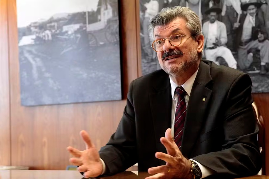 Ministro afastado por importunação sexual mantém salário acima de R$ 100 mil e caso levanta debate sobre privilégios