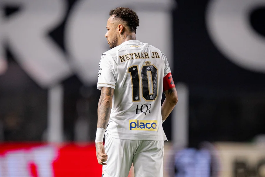 Neymar é alvo de críticas após usar expressão “tá de chico” e reacende debate sobre linguagem no futebol