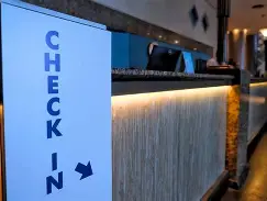 Check-in digital vira obrigatório em hotéis no Brasil e levanta dúvidas sobre controle e privacidade
