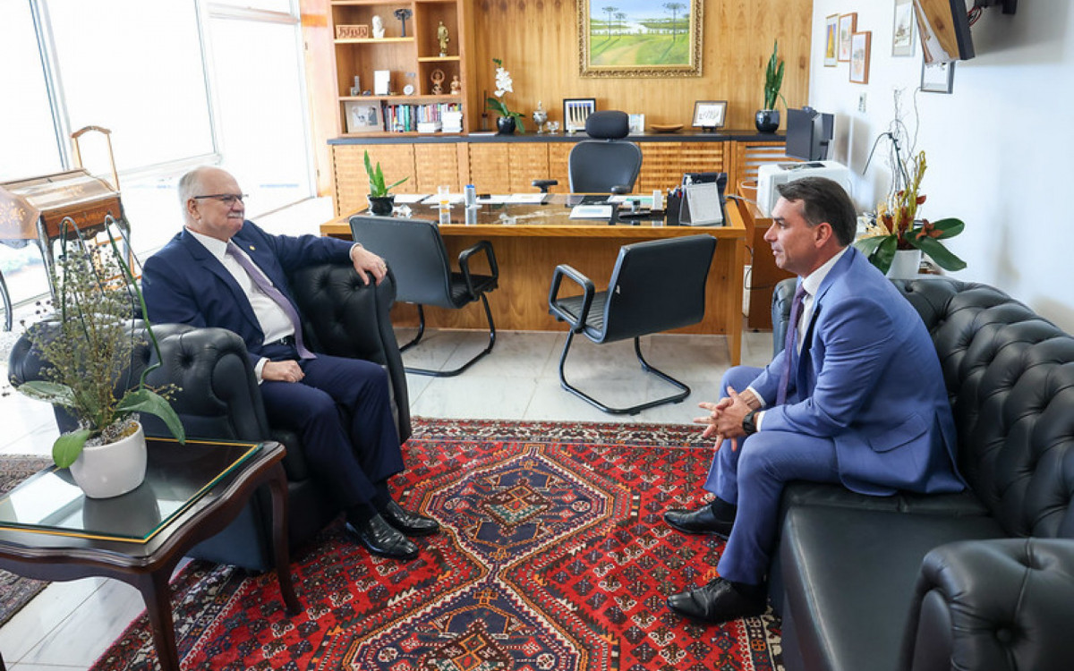 Flávio Bolsonaro se reúne com Edson Fachin e fala em relação “respeitosa” com o STF