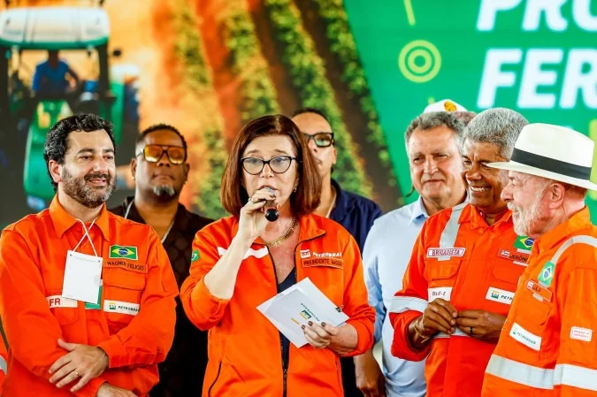 Lula diz que “assumiu responsabilidade” para conter alta da gasolina e reacende debate sobre política de combustíveis