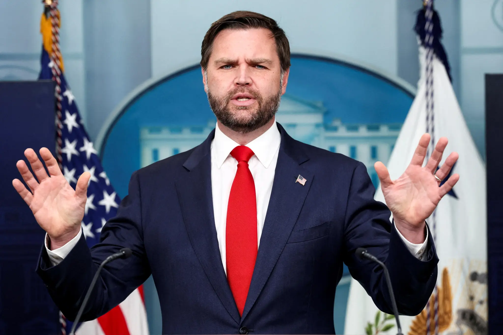 Vice de Trump admite incerteza sobre acordo com o Irã e expõe tensão na Casa Branca