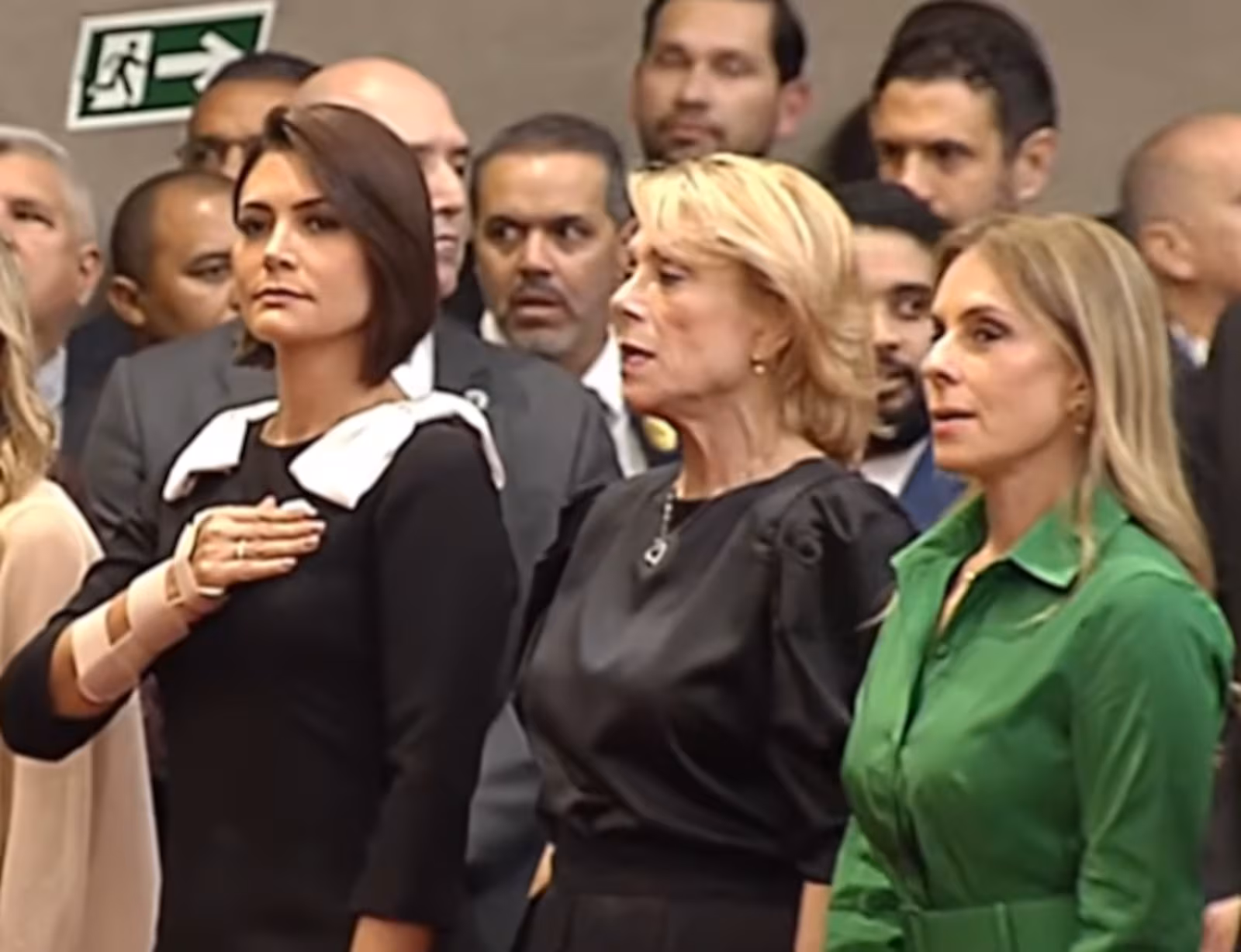 Michelle Bolsonaro e esposa de Moraes sentam lado a lado em posse de Nunes Marques no TSE