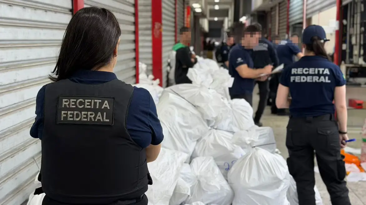 Receita Federal fecha dois shoppings no Brás em megaoperação contra produtos da Copa Receita Federal fecha dois shoppings no Brás em megaoperação contra produtos da Copa