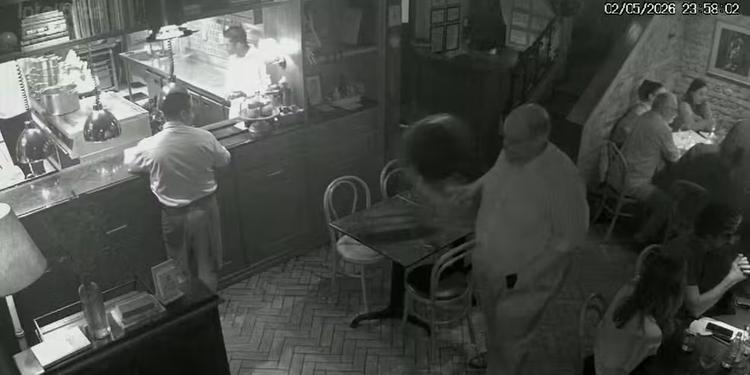 Briga em restaurante no Rio: imagens mostram garrafa sendo arremessada em confusão envolvendo Ed Motta