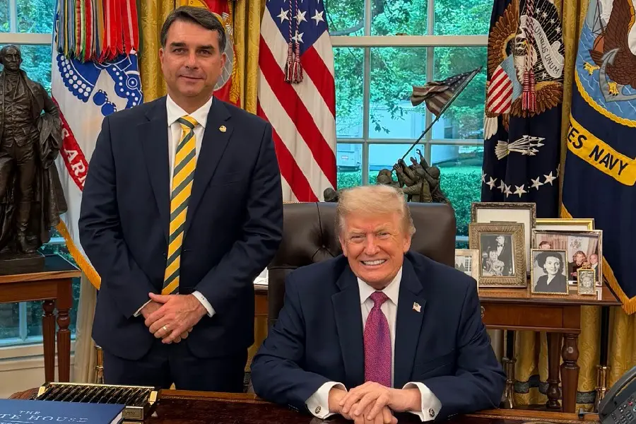 Flávio Bolsonaro leva discurso duro a Trump e promete “ruptura total” com Lula em política externa e segurança