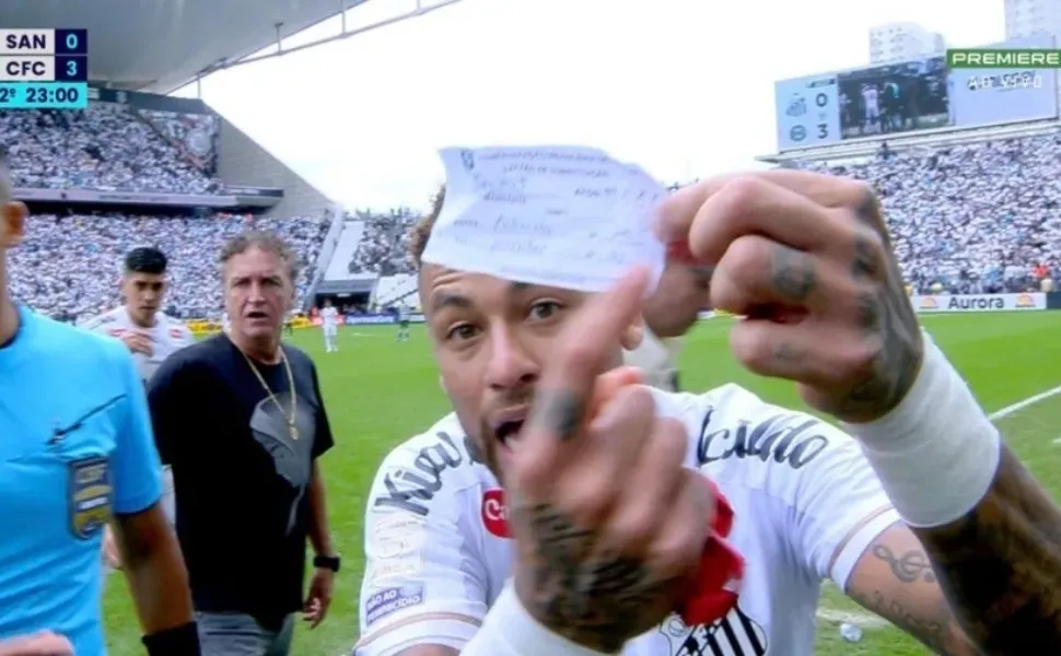 Neymar vive tarde de caos em derrota do Santos para o Coritiba antes da Copa do Mundo