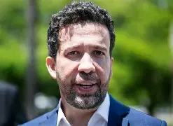 “Esquerda está contaminada por arrogância intelectual”, diz Janones em entrevista — e reacende debate sobre comunicação política