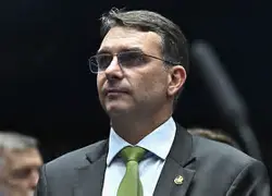 Flávio Bolsonaro acusa Moraes de tentar barrar candidatura de Eduardo ao Senado Flávio Bolsonaro acusa Moraes de tentar barrar candidatura de Eduardo ao Senado