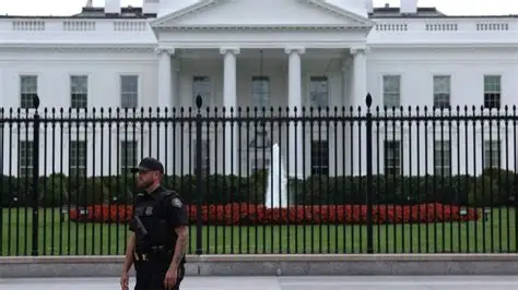 Tiros perto da Casa Branca deixam feridos e colocam Washington em alerta máximo Tiros perto da Casa Branca deixam feridos e colocam Washington em alerta máximo