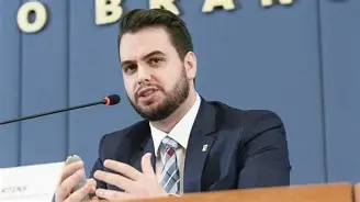 Defesa de Filipe Martins critica condições da prisão no Paraná e questiona decisões de Alexandre de Moraes