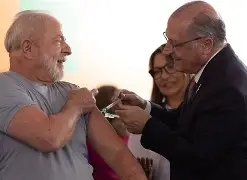 Governo Lula mantém vacina contra meningite B fora do SUS e decisão revolta famílias
