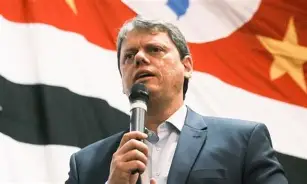 Tarcísio de Freitas questiona fim da escala 6×1 e pede cautela em mudanças trabalhistas em SP
