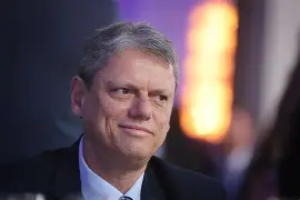 Tarcísio reage a Haddad e defende gestão fiscal de SP após críticas: “Quem fala quebrou o Brasil”