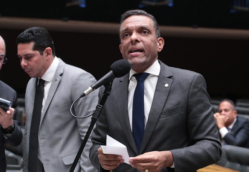 “Flávio é batedor de carteira”, diz deputado Otoni de Paula em crítica a negociação com Banco Master