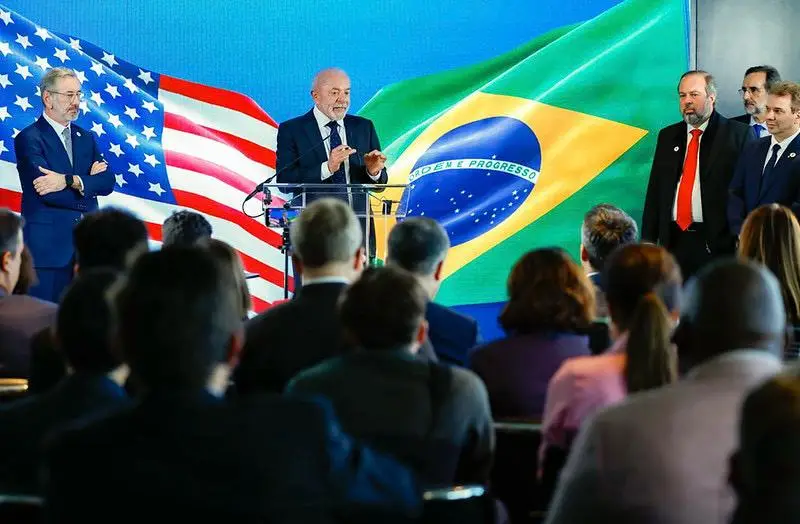 Lula fala em soberania e critica interferência externa, mas pedido de reunião fechada gera acusações de contradição