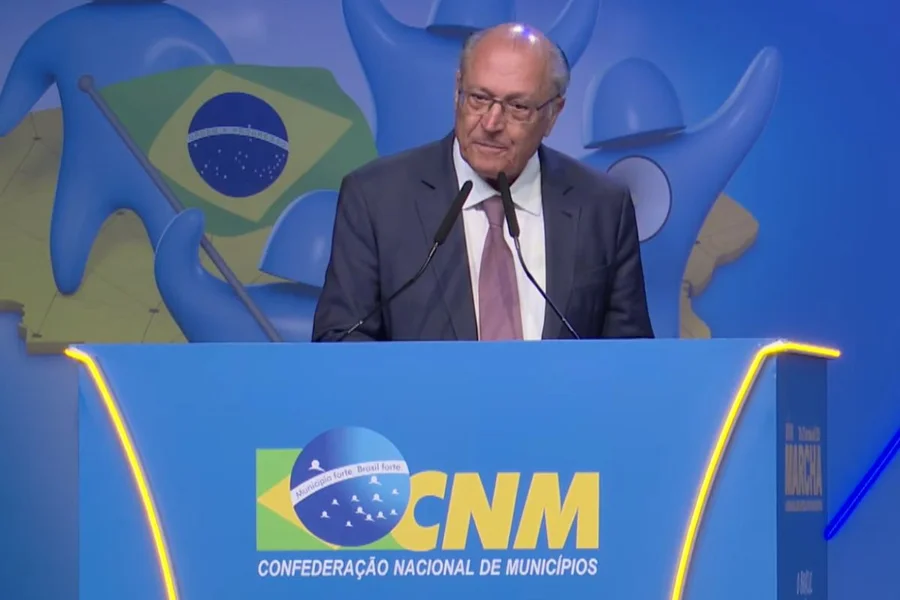 Geraldo Alckmin é vaiado na abertura da Marcha dos Prefeitos em Brasília durante evento com autoridades Geraldo Alckmin é vaiado na abertura da Marcha dos Prefeitos em Brasília durante evento com autoridades